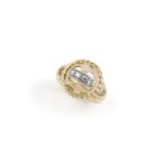 18 krt. bicolour gouden ring met achtkantige geslepen diamanten van totaal circa 0.20 karaat- - -