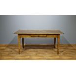 Franse kersenhouten tafel met lade en rustend op  tapstoelopende poten, 19e eeuw, h. 79, bladmaat: