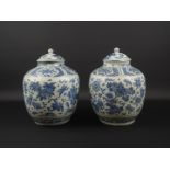 2 blauw/wit Chinees porseleinen dekselvazen met decor van florale motieven en antiquiteiten, late