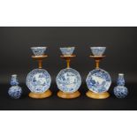 3 blauw/wit Chinees porseleinen kop en schotels en 2 vaasjes, alle 18e eeuw (beschadigingen) - - -