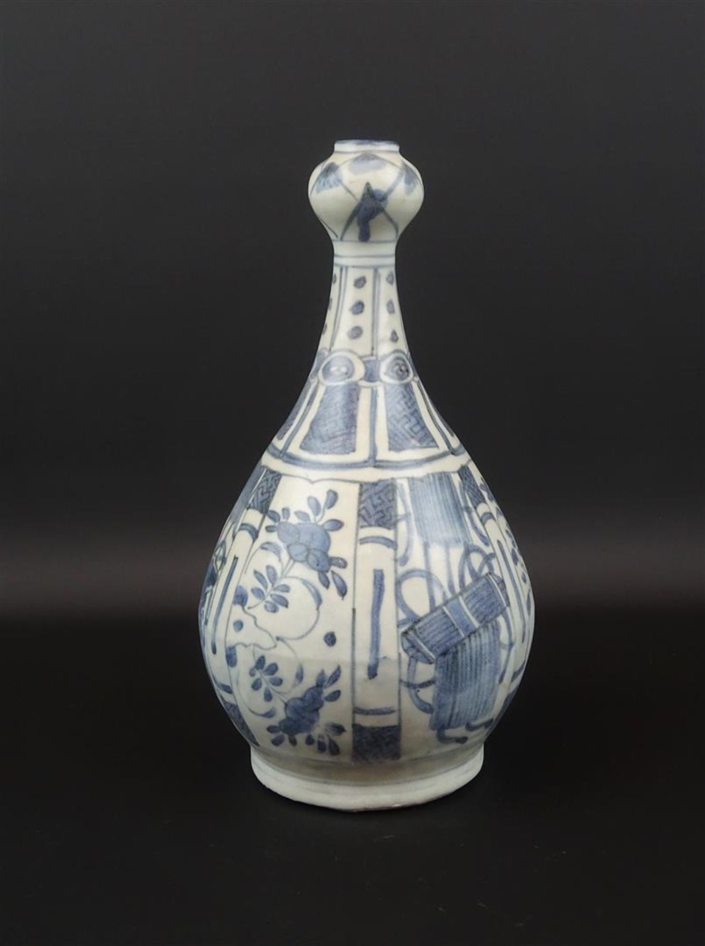 Chinees porseleinen 'garlic' vaas met decor van antiquiteiten en bloemen, 1e helft 17e eeuw, h. 27