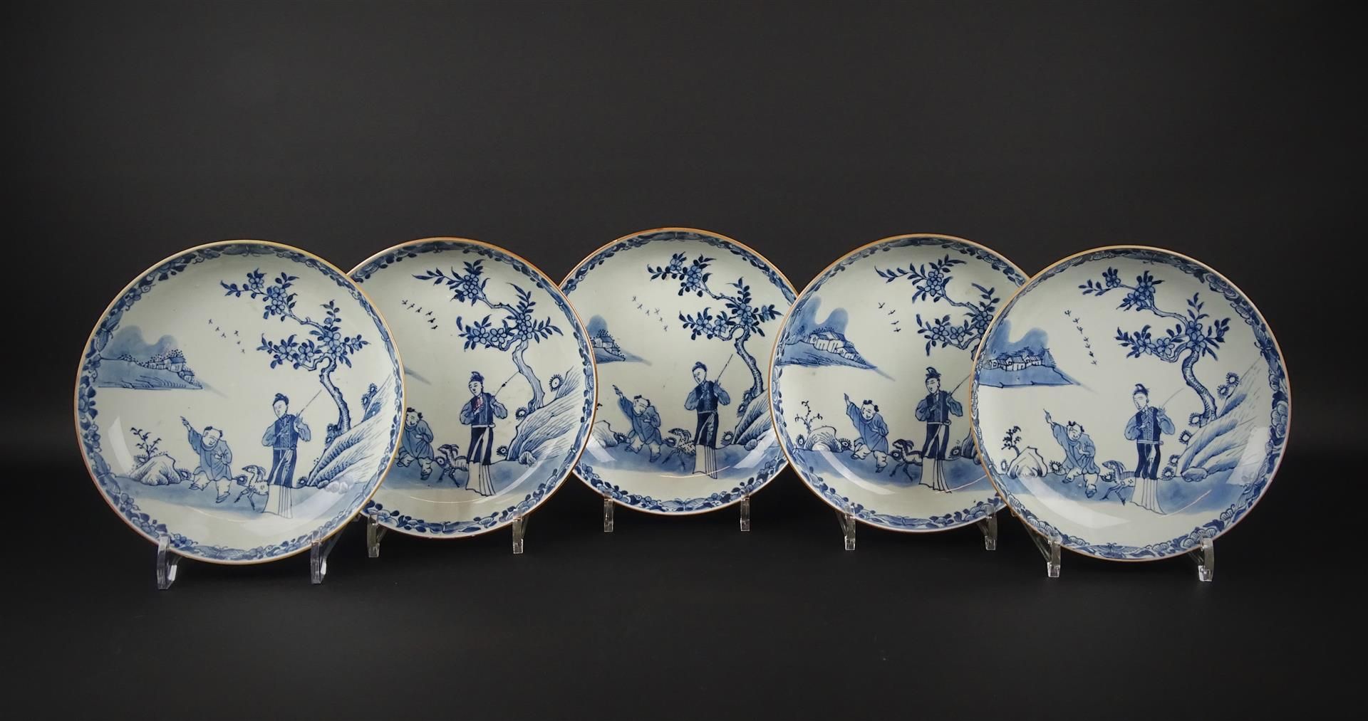 serie van 5 Chinees porseleinen borden met decor van figuren langs rivier Qianlong, circa 1740,