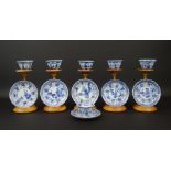 6 blauw/wit Chinees porseleinen kop en schotels met decor van dames, Kangxi, 18e eeuw- - -29.00 %