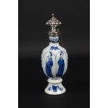 blauw/wit Chinees porseleinen theebus met decor van lijzen, Kangxi, circa 1700, voorzien van