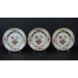 3 Chinees porseleinen famille rose borden met decor van bloemenvaas, Qinlong, circa 1750, diam. 23