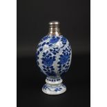 blauw/wit Chinees porseleinen strooibus met floraal decor, Kangxi, circa 1700, voorzien van