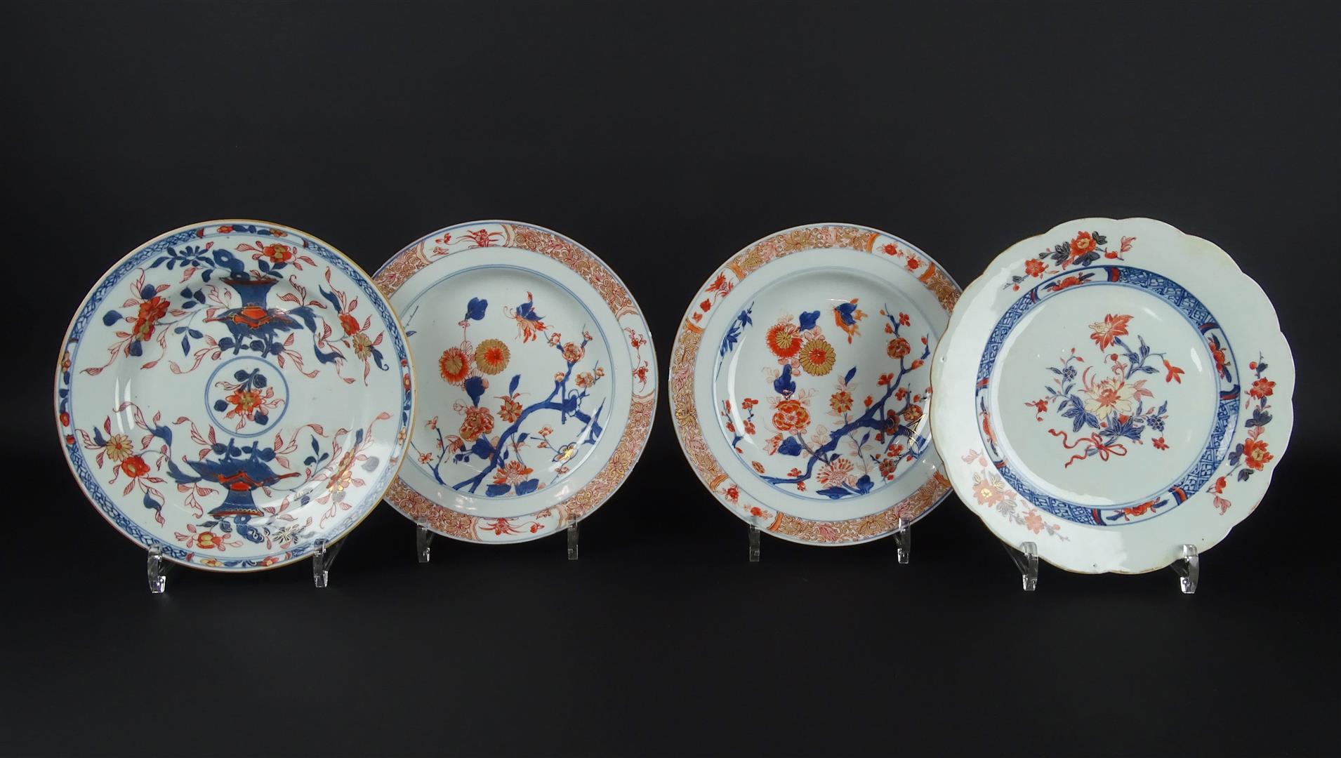 4 Chinees porseleinen Imari borden met floraal decor, allen 18e eeuw, diam. 22 cm (kleine