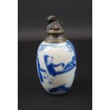 blauw/wit Chinees porseleinen theebusje met decor van lijs en zotje, Kangxi, circa 1700, voorzien