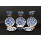 4 blauw/wit porseleinen kopjes en 5 schotels met o.a. floraal decor, 18e en 19e eeuw- - -29.00 %