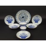 6 blauw/wit Chinees porseleinen bordjes en 2 kopjes, 18e en 19e eeuw- - -29.00 % buyer's premium