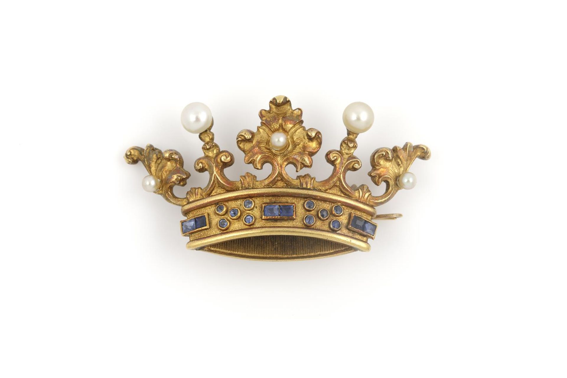 antieke 18 krt. gouden kroontjes broche bezet met Oriëntparels en saffieren, gewicht 7 gram- - -29.
