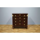 Hollandse mahonie empire commode met 4 laden versierd met verguld bronzen grepen, geflankeerd door