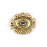 antieke 18 krt. gouden medaillonbroche, de voorzijde voorzien van ovale rozet gezet met 1 saffier en