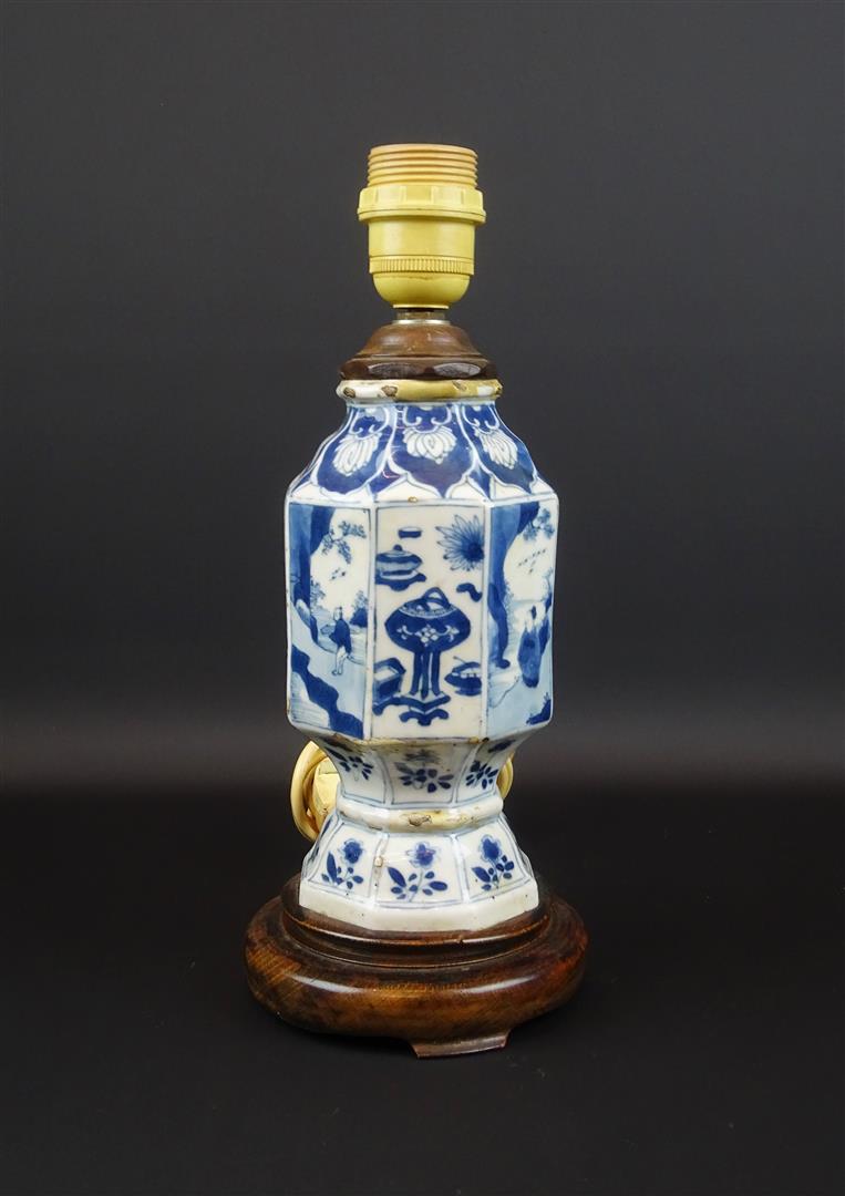 blauw/wit Chinees porseleinen vaas met decor van landschappen en antiquiteiten, Kangxi, circa