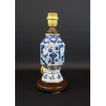 blauw/wit Chinees porseleinen vaas met decor van landschappen en antiquiteiten, Kangxi, circa