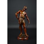 Eugène Marioton (1854-1933)bronzen sculptuur met voorstelling van klassieke man met stok en