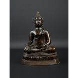 bronzen sculptuur met voorstelling van zittende Boeddha op lotustroon, Thailand/ Laos, 18e/19e eeuw,