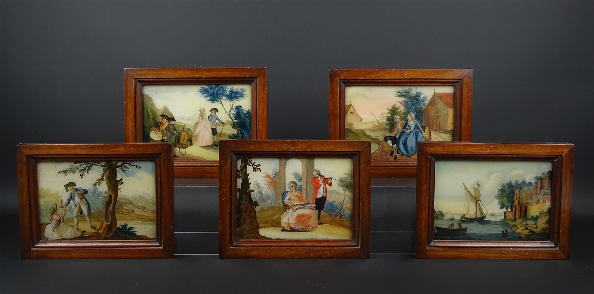 5 eglomise acherglasschilderingen met voorstelling van figuren en in romantische scène's, begin