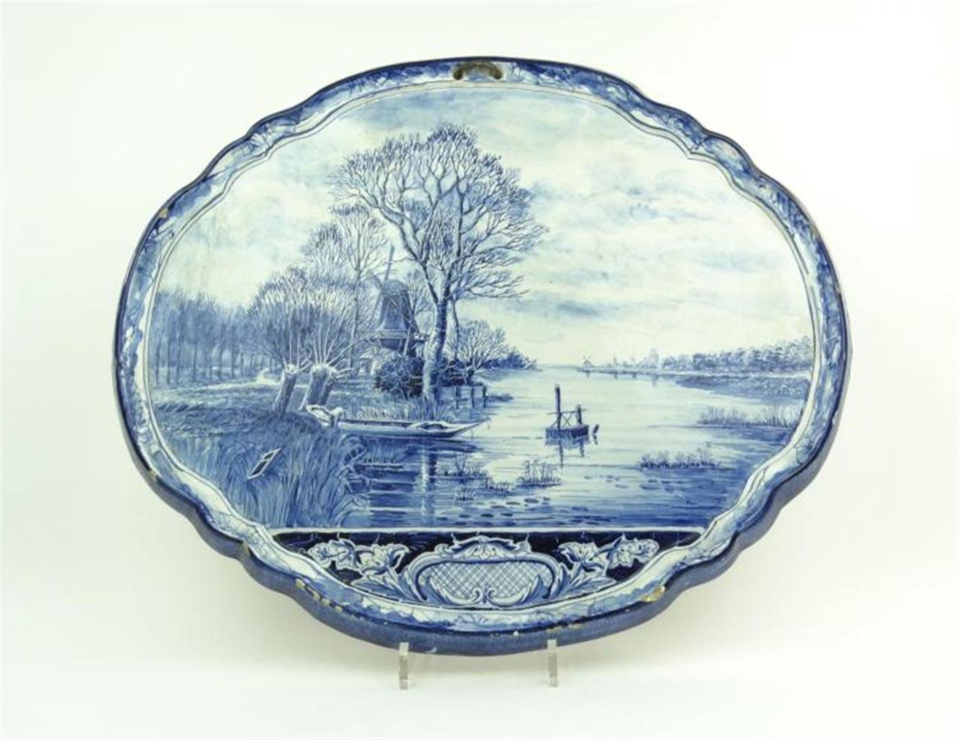 grote blauw/wit aardewerk plaquette met voorstelling van molen bij rivier, gemerkt: Tichelaar,
