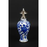 blauw/wit Chinees porseleinen theebus met floraal decor, Kangxi, circa 1700, voorzien van Nederlands