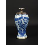 blauw/wit Chinees porseleinen theebus met floraal decor, Kangxi, circa 1700, voorzien van Nederlands