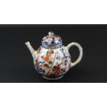 Chinees porseleinen Imari trekpotje met floraal decor, Kangxi, 18e eeuw, h. 11 cm (2 x A)- - -29.