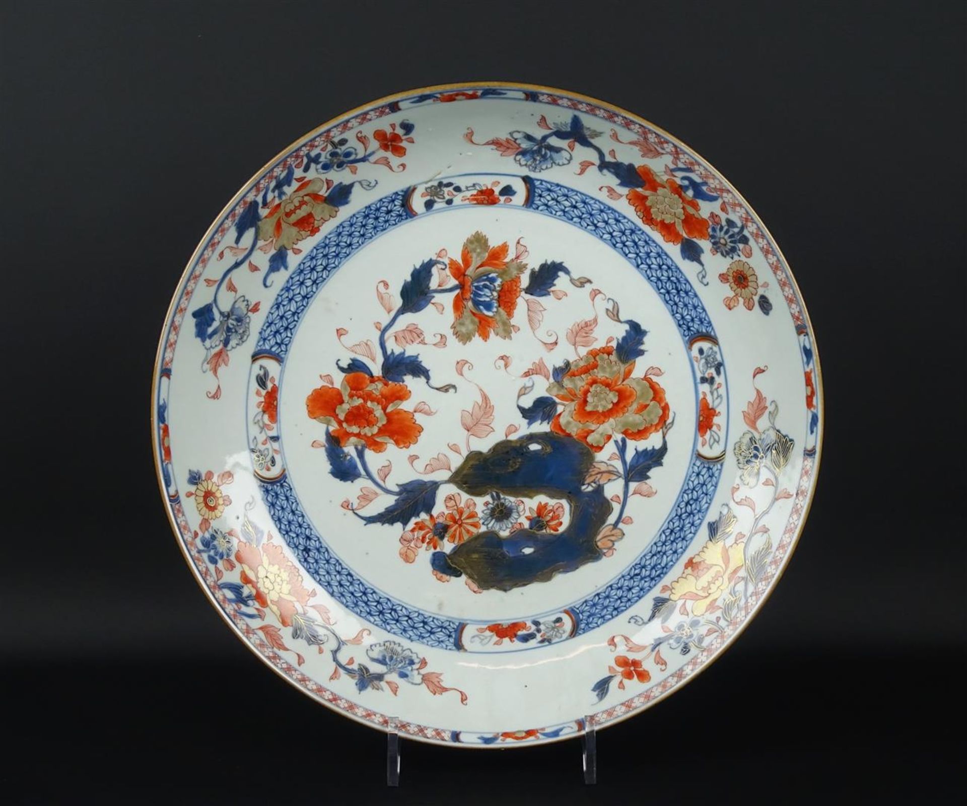 Chinees porseleinen Imari schotel met decor van pioenrozen, Kangxi, 1e kwart 18e eeuw, diam. 34