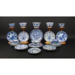 lot blauw/wit Chinees porseleinen kop en schotels met decor van florale motieven en figuren,