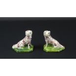 2 Delfts aardewerk sculptuurtjes met voorstelling van hondjes, 18e eeuw, h. 6 cm (2 vx B)- - -29.