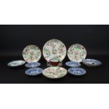 lot Chinees porseleinen kop en schotels met decor van landschappen, figuren en florale motieven, 18e