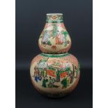 Chinees porseleinen amille verte kalabas vaas met decor van figuren, 19e eeuw, h. 30 cm (A)- - -29.
