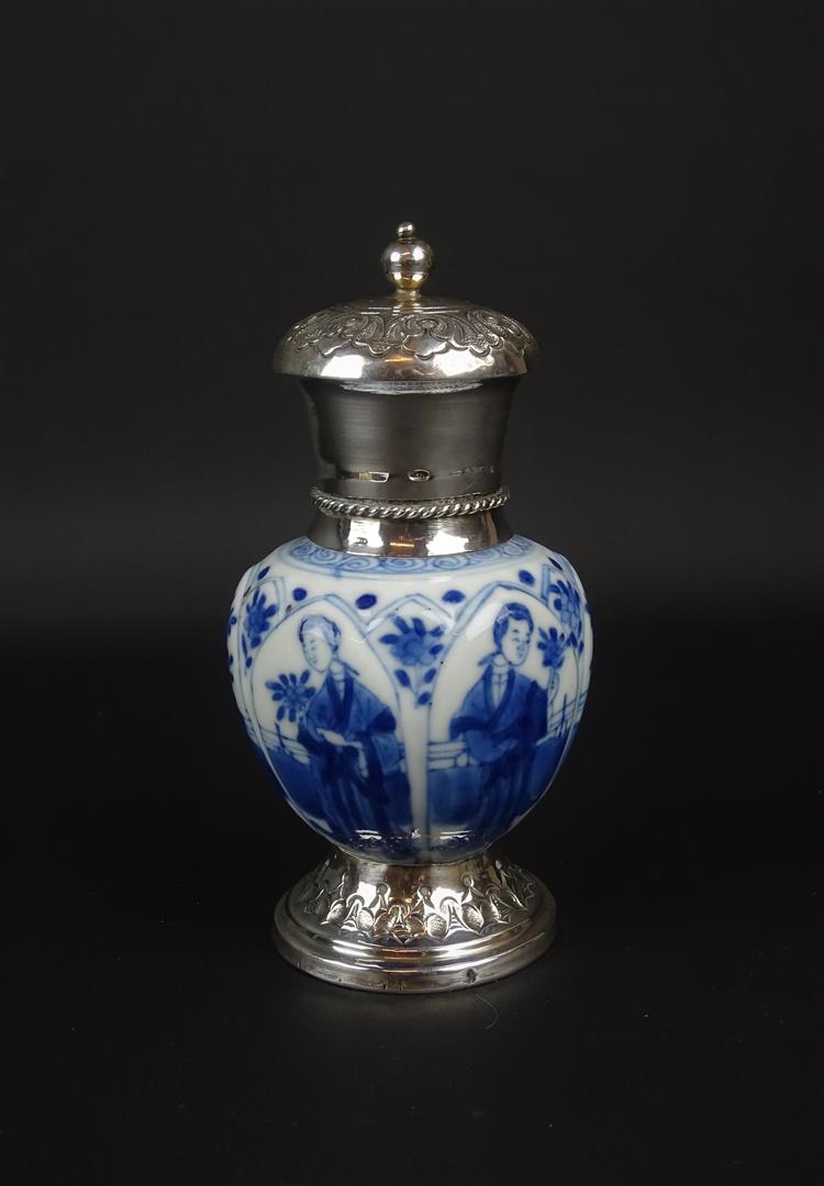 blauw/wit Chinees porseleinen theebus met decor van lijzen, Kangxi, circa 1700, voorzien van