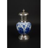 blauw/wit Chinees porseleinen theebus met decor van lijzen, Kangxi, circa 1700, voorzien van