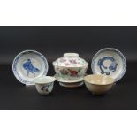 7 stuks Chinees porselein waaronder 2 blauw/witte bordjes en dekselkom- - -29.00 % buyer's premium