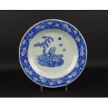 blauw/wit Chinees porseleinen met decor van hert bij boom, 19e eeuw, diam. 28 cm (A)- - -29.00 %