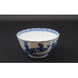 blauw/wit Chinees porseleinen kom met decor van bloesemtakken, Kangxi, circa 1700, diam. 11 cm (