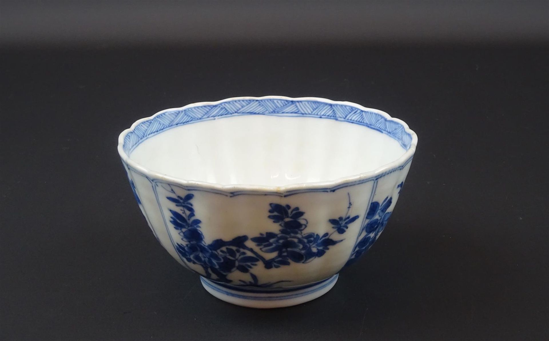 blauw/wit Chinees porseleinen kom met decor van bloesemtakken, Kangxi, circa 1700, diam. 11 cm (