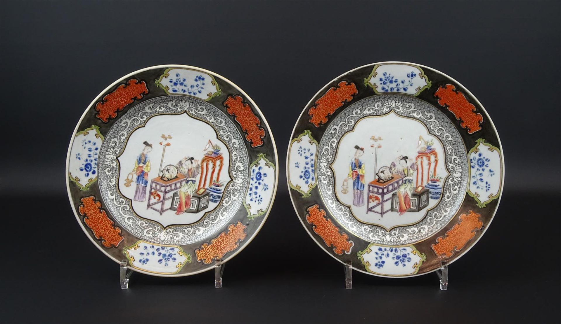 stel Chinees porseleinen borden met polychroom decor van dame voor kapspiegel, Qianlong, circa 1740,