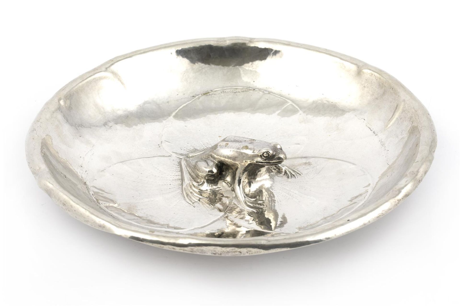 gedreven zilveren sierschaal, zogenaamde kikkerschaal, met voorstelling van kikker op waterlelie.