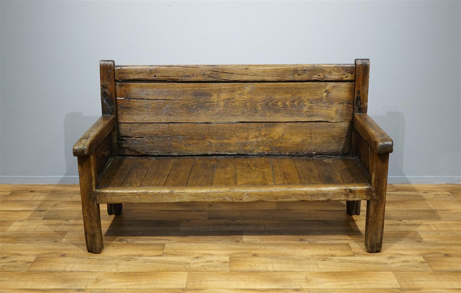 Spaanse vruchtenhouten bank met rechte rug, 18e/19e eeuw, h. 95, br. 158- - -29.00 % buyer's premium