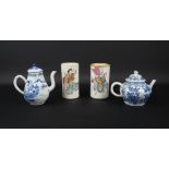 2 cilindervormige Chinees porseleinen penseelbekers met polychroom decor van dames, 19e eeuw (2 x A)