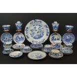 uitgebreid lot blauw/wit Chinees porseleinen bestaande uit kop en schotels en bord, hoofdzakelijk