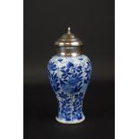 blauw/wit Chinees porseleinen theebus met floraal decor, Kangxi, circa 1700, voorzien van Nederlands