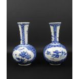 stel blauw/wit Chinees porseleinen steelvazen met decor van bloesemtakken en antiquiteiten,