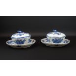 stel blauw/wit Chinees porseleinen dekselterrines op onderschotel, voorzien van floraal decor,