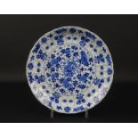 blauw/wit Chinees porseleinen bord met floraal decor, gemerkt en periode Kangxi, circa 1700, diam.