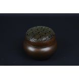 Chinees bronzen wierrookbrandertje, gemerkt aan onderzijde, 19e eeuw, h. 5 cm - - -29.00 % buyer's