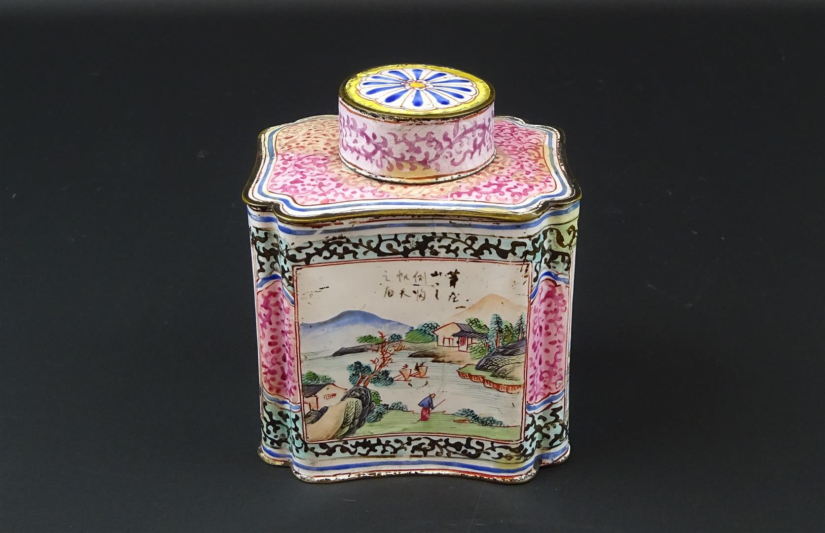 Chinese emaille theebus met decor van riviierlandschap en florale motieven, Kanton, 18e eeuw, h.