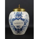 Delfts aardewerk tabakspot met opschrift 'Schotse' in florale cartouche, gemerkt: De Drie Klokken,