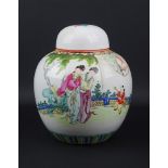 Chinees porseleinen dekselpot met polychroom decor van dames en zotje, 20e eeuw, h. 21 cm (2 x A)- -